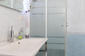Artículos de higiene personal gratuitos, secador de pelo, bidé y toallas