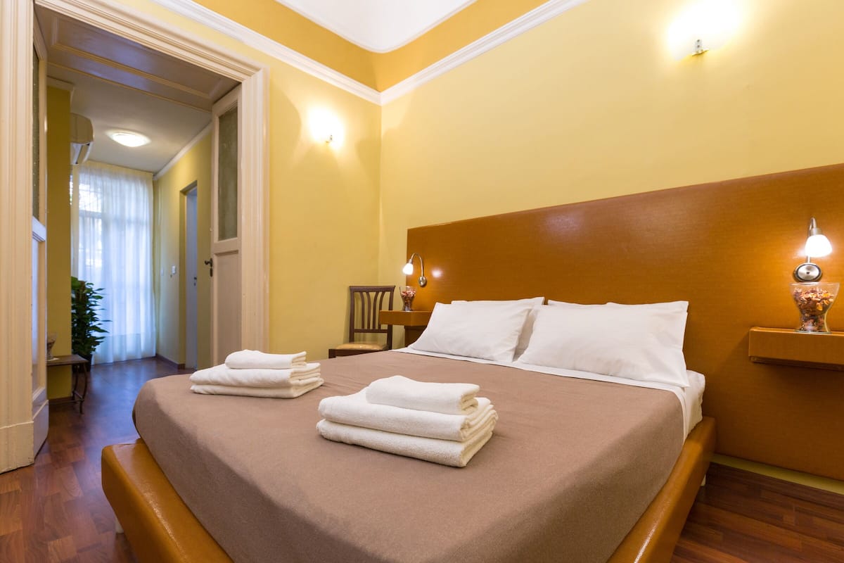 Minibar, una scrivania, Wi-Fi gratuito