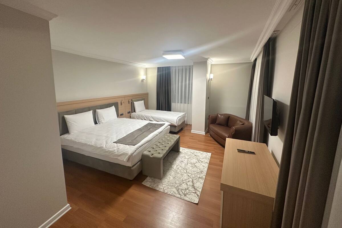 Minibar, Zimmersafe, Schreibtisch, kostenloses WLAN