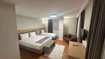 Een minibar, een kluis op de kamer, een bureau, gratis wifi