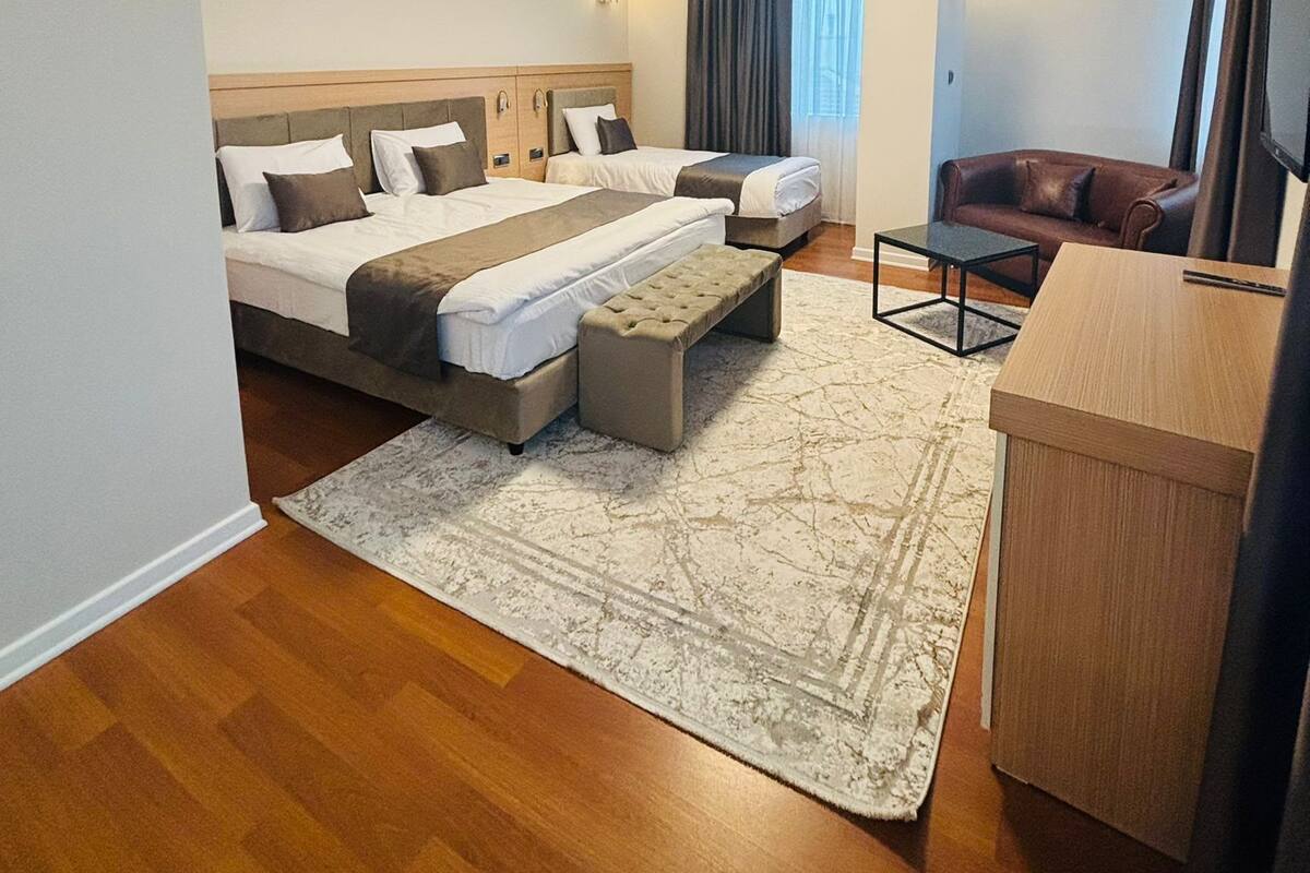 Business Üç Kişilik Oda, Birden Çok Yatak | Minibar, odada kasa, masa, ücretsiz kablosuz İnternet