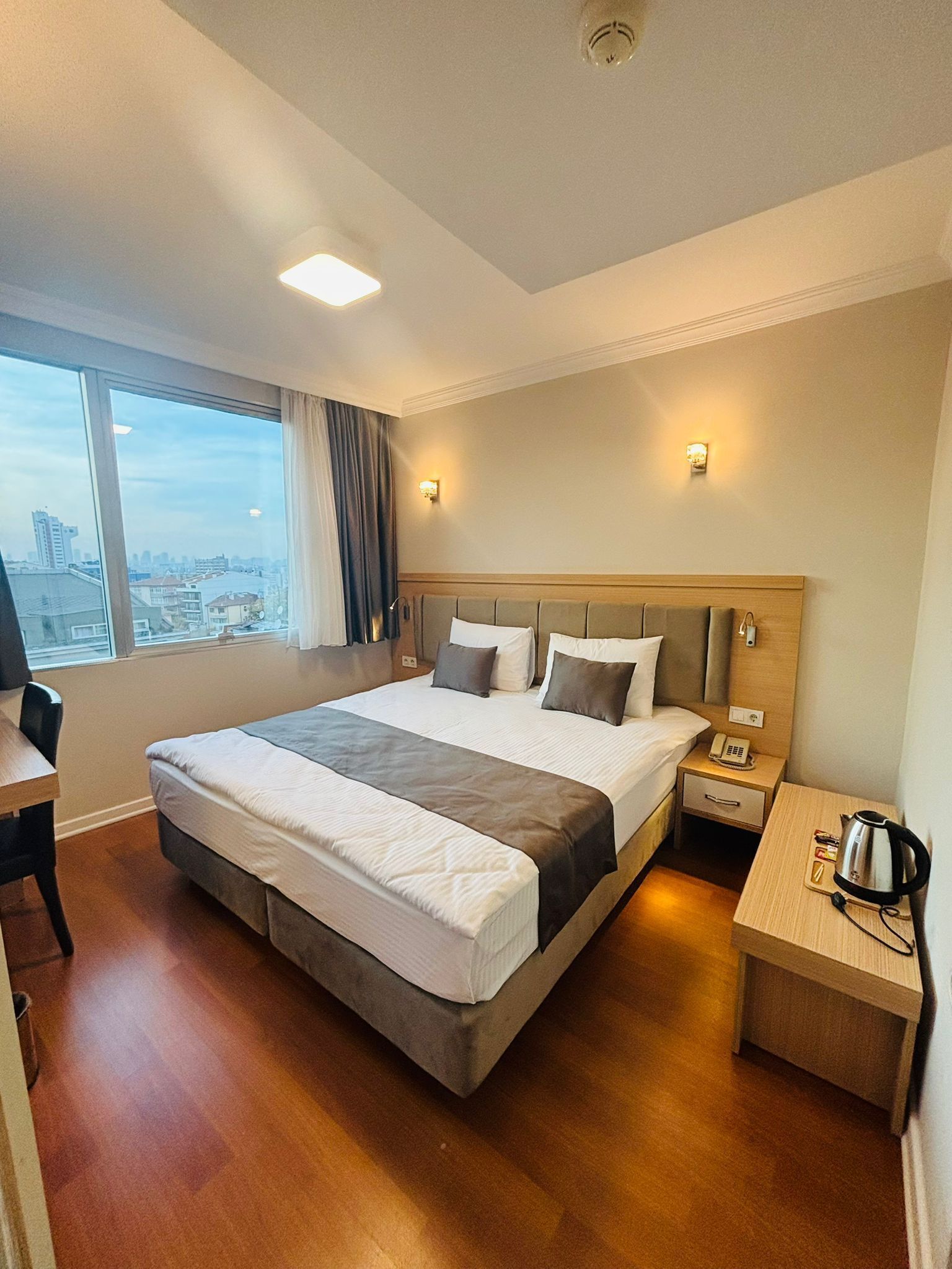 Chambre Standard, 1 lit double | Minibar, coffres-forts dans les chambres, bureau, Wi-Fi gratuit