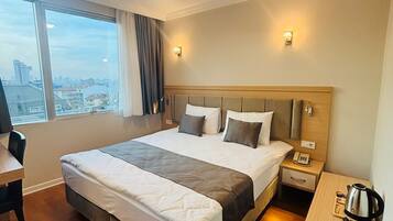 Habitación estándar, 1 cama matrimonial | Minibar, caja de seguridad en la habitación, escritorio y wifi gratis