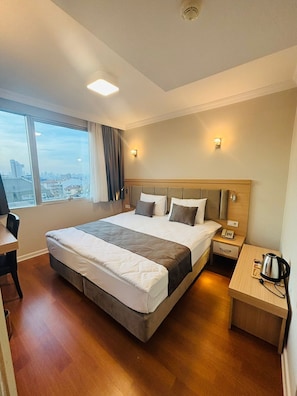 Standard Room, 1 Double Bed | Minibar, in-room safe, desk, free WiFi