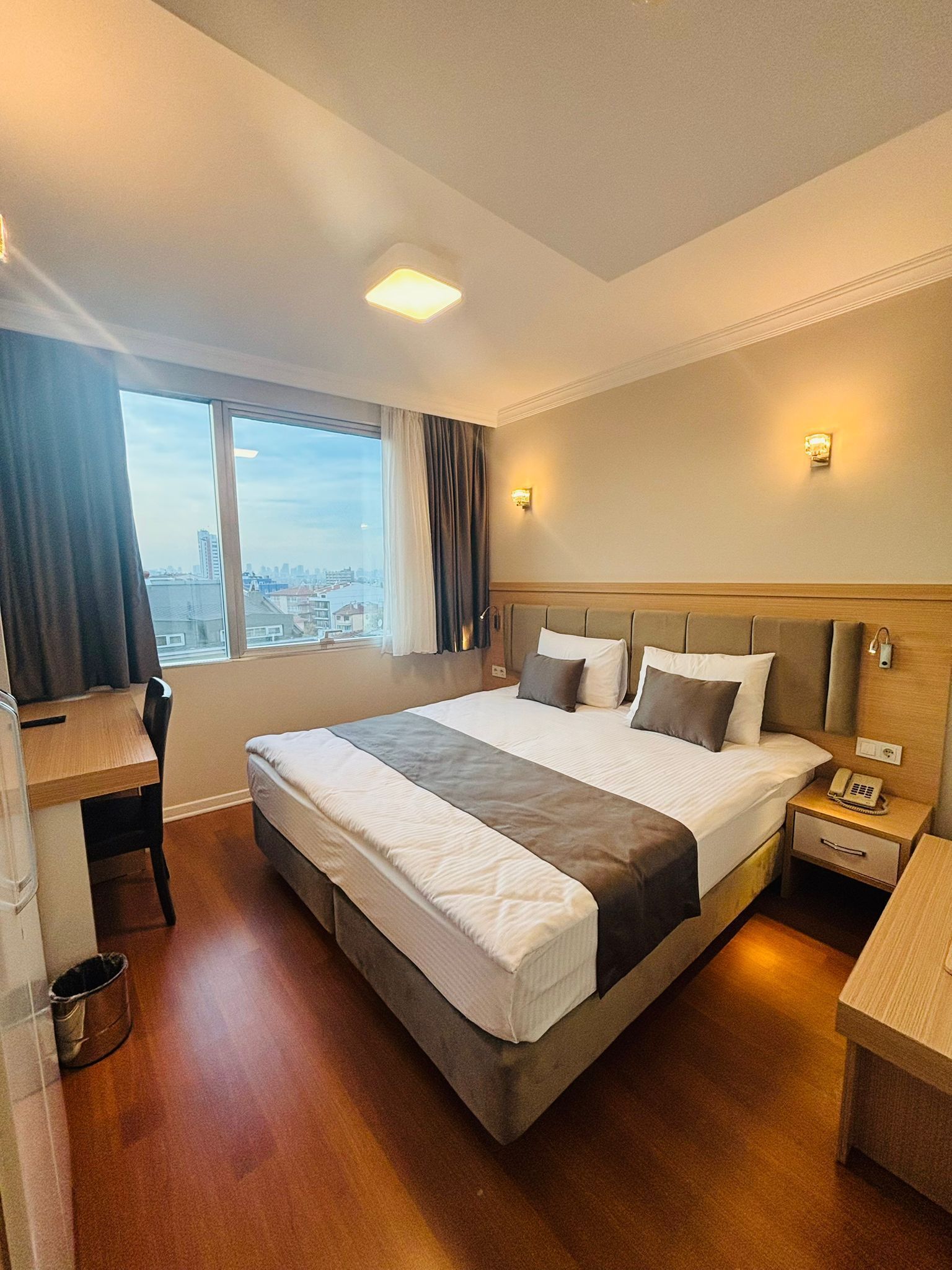 Phòng Tiêu chuẩn, 1 giường đôi | Minibar, két bảo mật tại phòng, bàn 