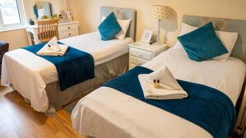 Camera Standard con 2 letti singoli, 2 letti singoli | Una scrivania, letti aggiuntivi (a pagamento), Wi-Fi gratuito, lenzuola