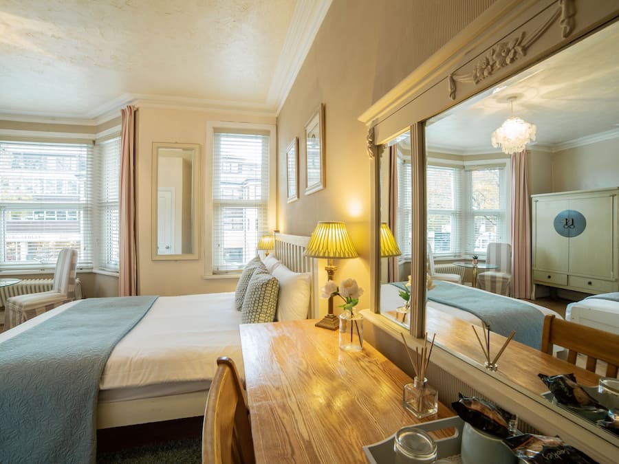 Kamar Triple Deluks, Beberapa Tempat Tidur | Meja kerja, tempat tidur lipat/tambahan, Wi-Fi gratis, dan seprai linen