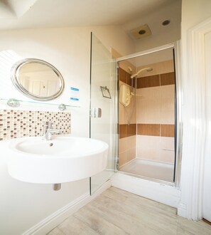 Standard Single Room, 1 Twin Bed (Shared) | Bathroom | Free toiletries, towels, toilet paper