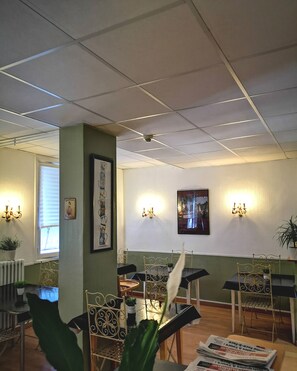 Self-service breakfast on weekdays (EUR 9 per person) - Hôtel Trianon (Tours)