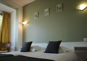 Classic Room | Individually decorated, individually furnished, desk, cots/infant beds - Hôtel Trianon (Tours)