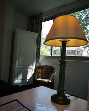 Classic Room | Individually decorated, individually furnished, desk, cots/infant beds - Hôtel Trianon (Tours)