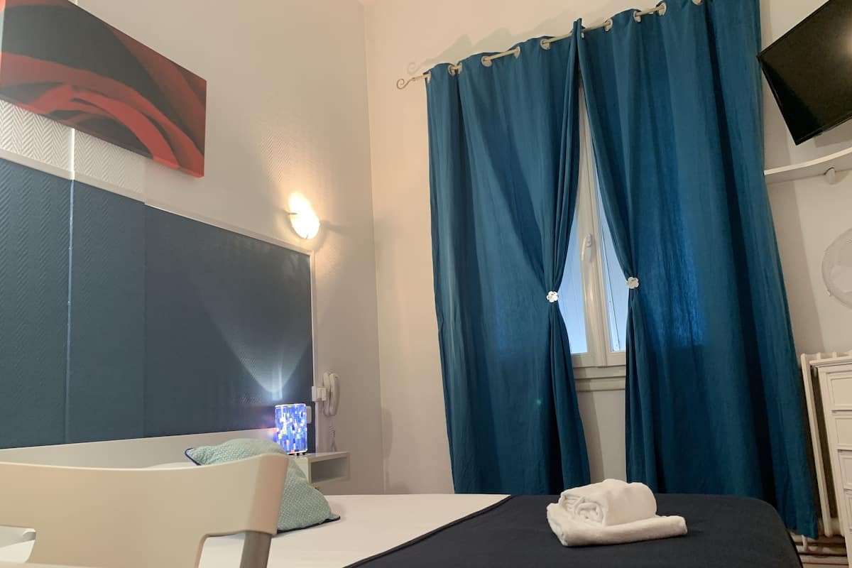 Singola Standard | Con stile personalizzato, con arredamento individuale, una scrivania
