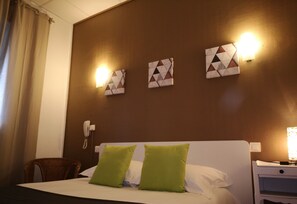 Individually decorated, individually furnished, desk, cots/infant beds - Hôtel Trianon (Tours)