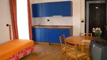 Fridge, coffee/tea maker