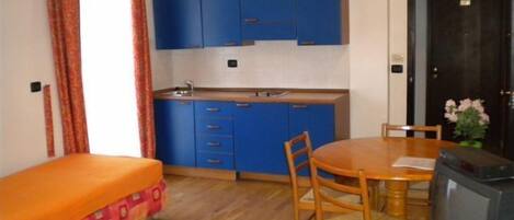 Fridge, coffee/tea maker