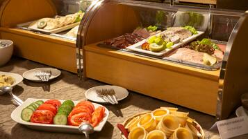 Free daily buffet breakfast