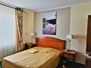 Allergikerbettwaren, Minibar, Zimmersafe, Schreibtisch