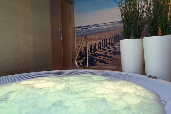 Indoor spa tub