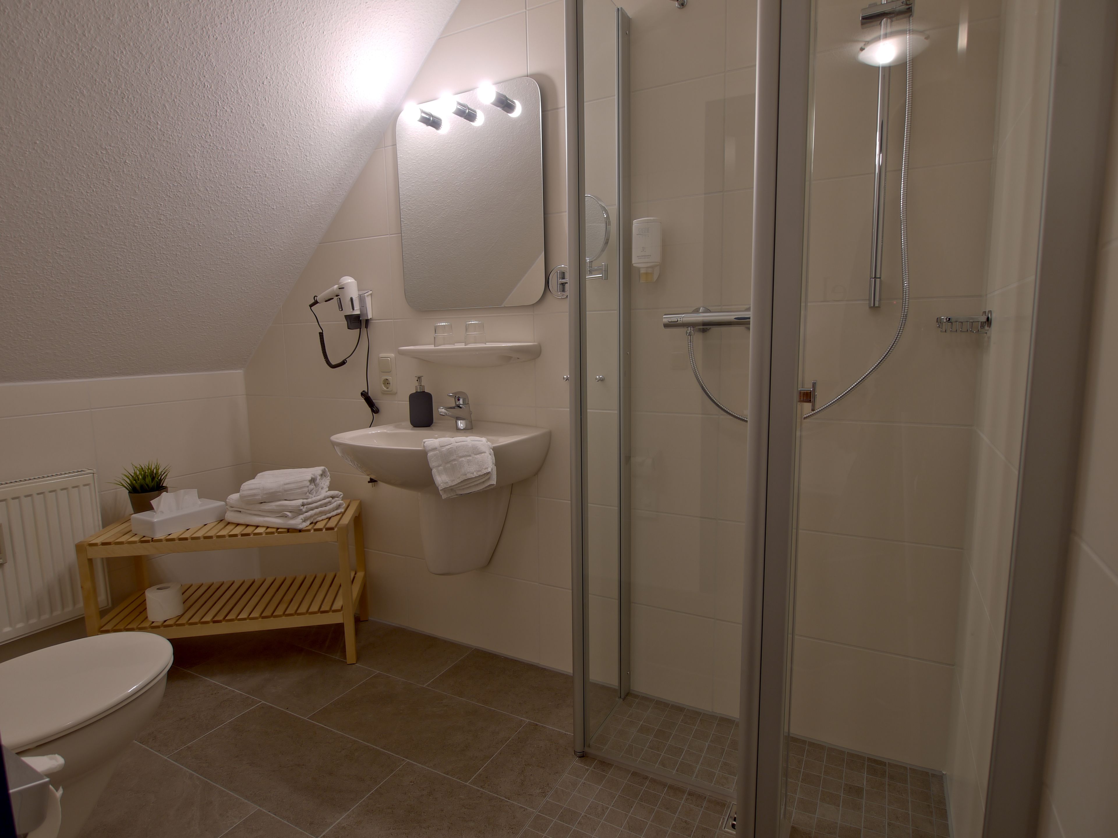 standard double room | bathroom | shower, free toiletries, hair dryer, towels