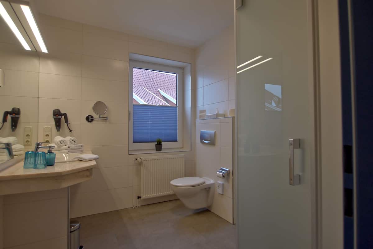 comfort double room | bathroom | shower, free toiletries, hair dryer, towels