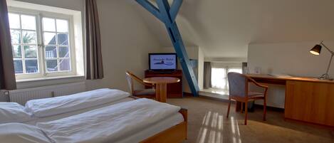 Habitació doble estàndard | Minibar, caixa forta a l'habitació, escriptori i cortines opaques