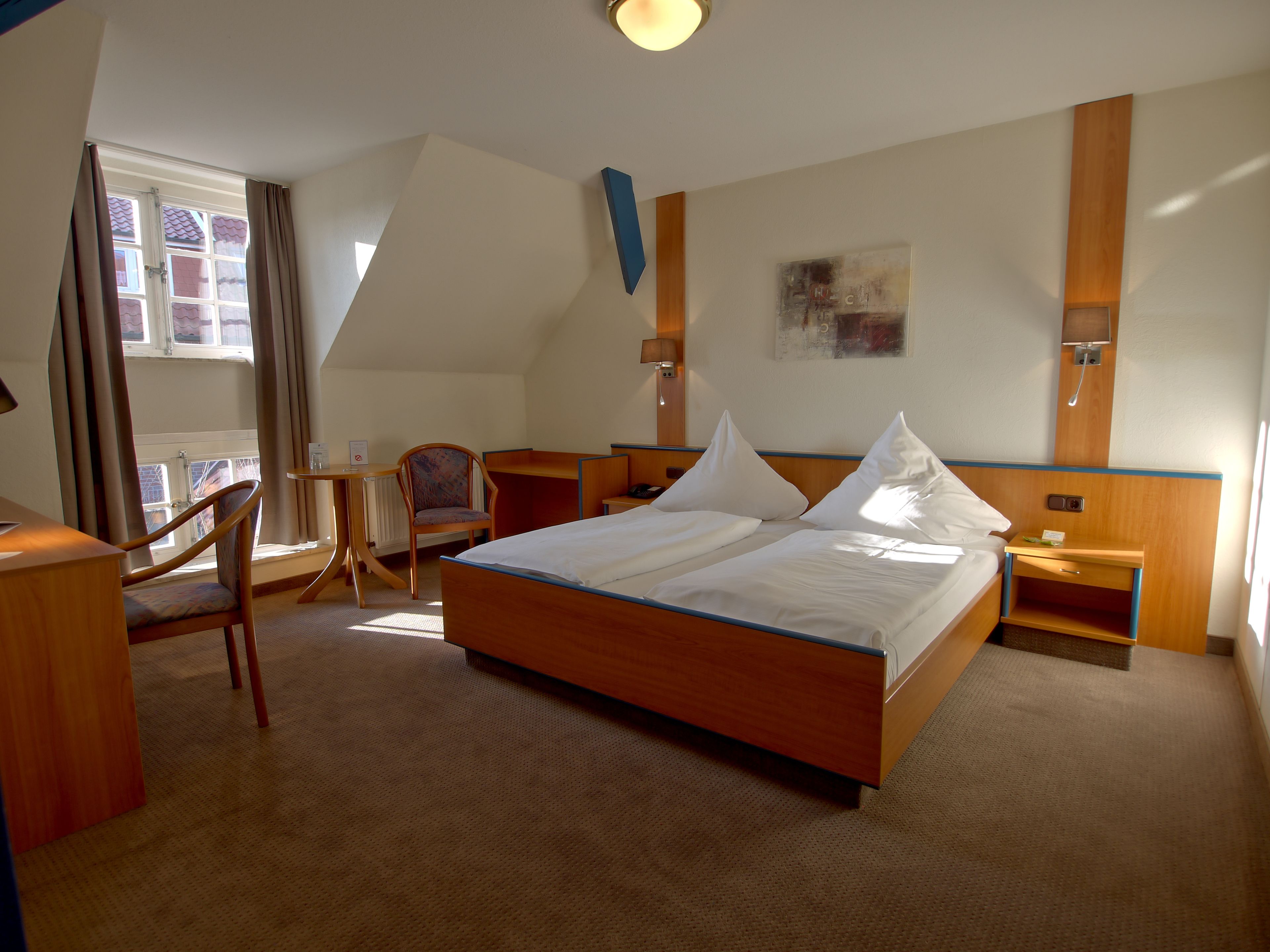 Kahden hengen standard-huone | Minibaari, tallelokero huoneessa, työpöytä, pimennysverhot