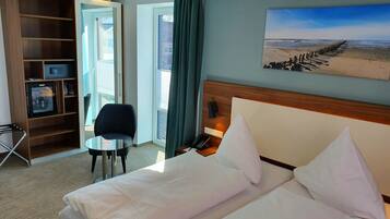 Superior Double Room | Minibar, in-room safe, desk, blackout drapes