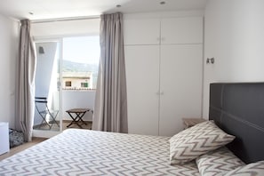 Couette en duvet d'oie, matelas mémoire de forme, minibar