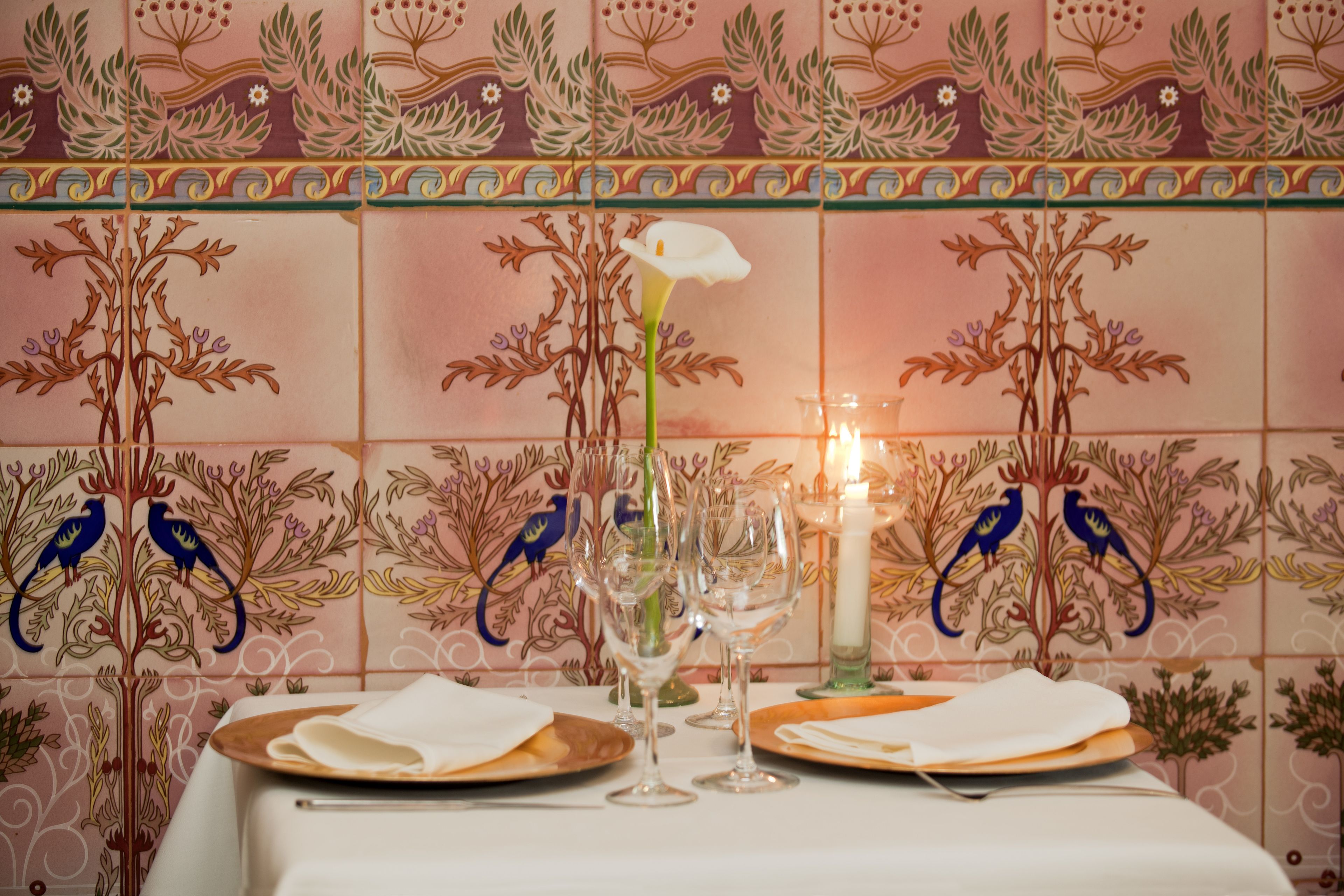 breakfast, lunch, dinner served; international cuisine