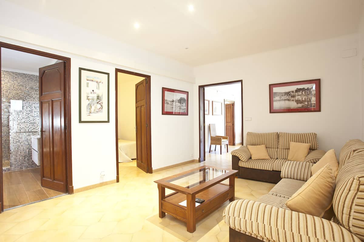 penthouse apartment, 3 bedrooms, balcony | living room | flat-screen tv