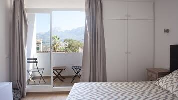 Studio, terras, uitzicht op bergen | Donsdekens, bedden met traagschuimmatrassen, een minibar