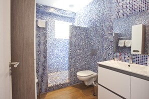 Studio, teras, pemandangan gunung | Kamar mandi | Perlengkapan mandi gratis, pengering rambut,  dan handuk