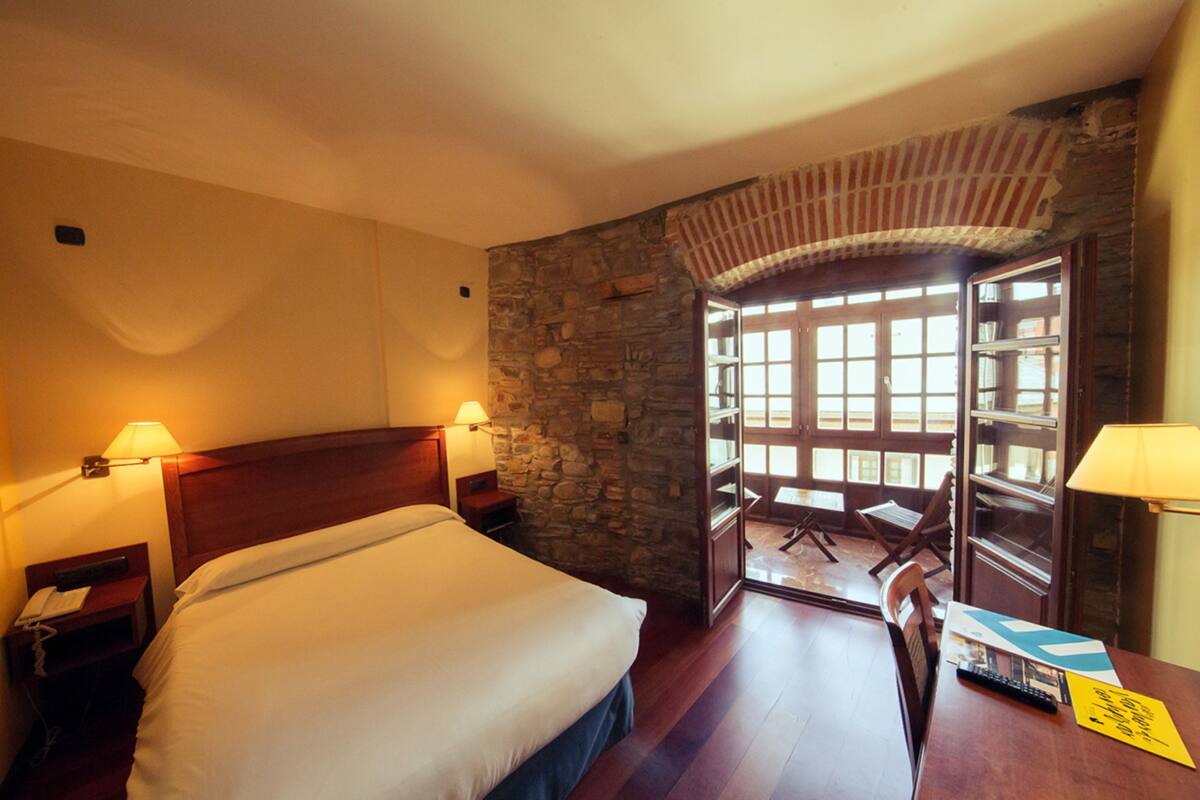Een minibar, een kluis op de kamer, een bureau, een laptopwerkplek
