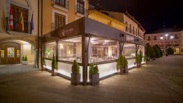 2 restaurantes, se sirven comidas, cenas y cocina española