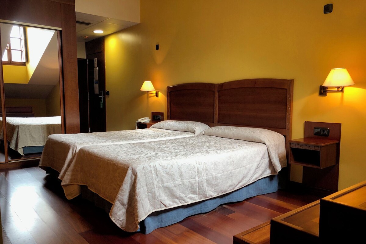 Minibar, két bảo mật tại phòng, bàn