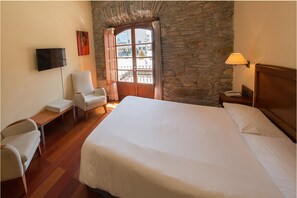 Single Room | Minibar, in-room safe, individually decorated, individually furnished - Aroi Bierzo Plaza (Ponferrada)