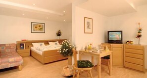 Quadruple Room | In-room safe, cribs/infant beds, rollaway beds, free WiFi