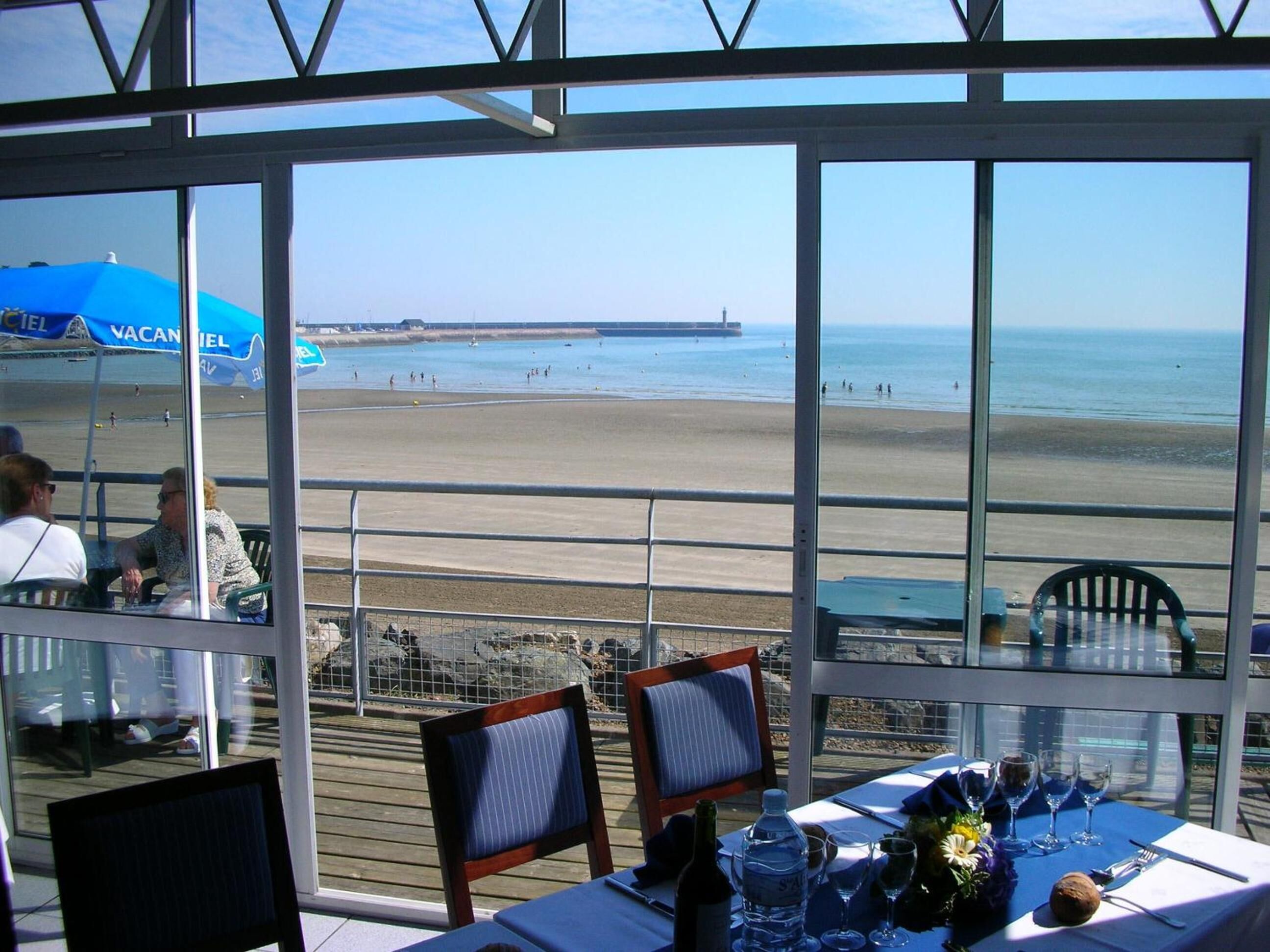 Petit déjeuner, déjeuner et dîner servis sur place
