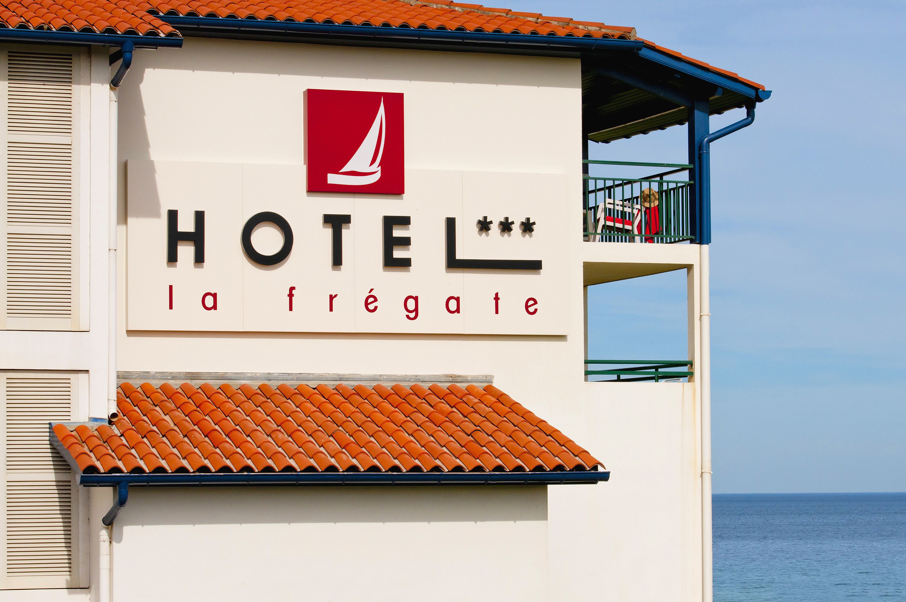 Un letrero de hotel con un logotipo de velero y el nombre 'HOTEL la Frégate'.