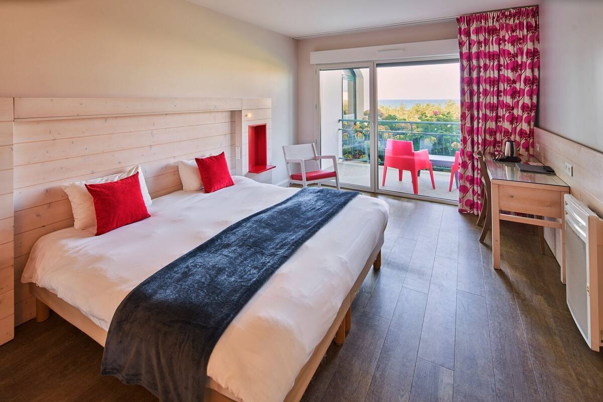 double room, accessible, ocean view | 1 bedroom, in-room safe, desk, free cots/infant beds