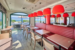 Se sirven desayunos, almuerzos y cenas; con vista al mar