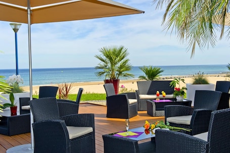 Se sirven desayunos, almuerzos y cenas; con vista al mar. La Frégate - Bidart - Hôtel by Miléade