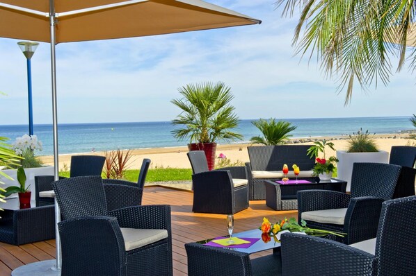 Se sirven desayunos, almuerzos y cenas; con vista al mar