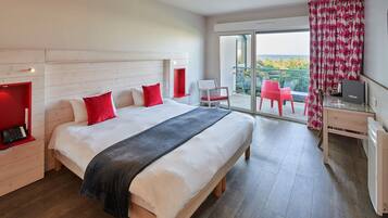 Tweepersoonskamer, toegankelijk voor mindervaliden, uitzicht op zee | Een kluis op de kamer, een bureau, gratis babybedden, gratis wifi