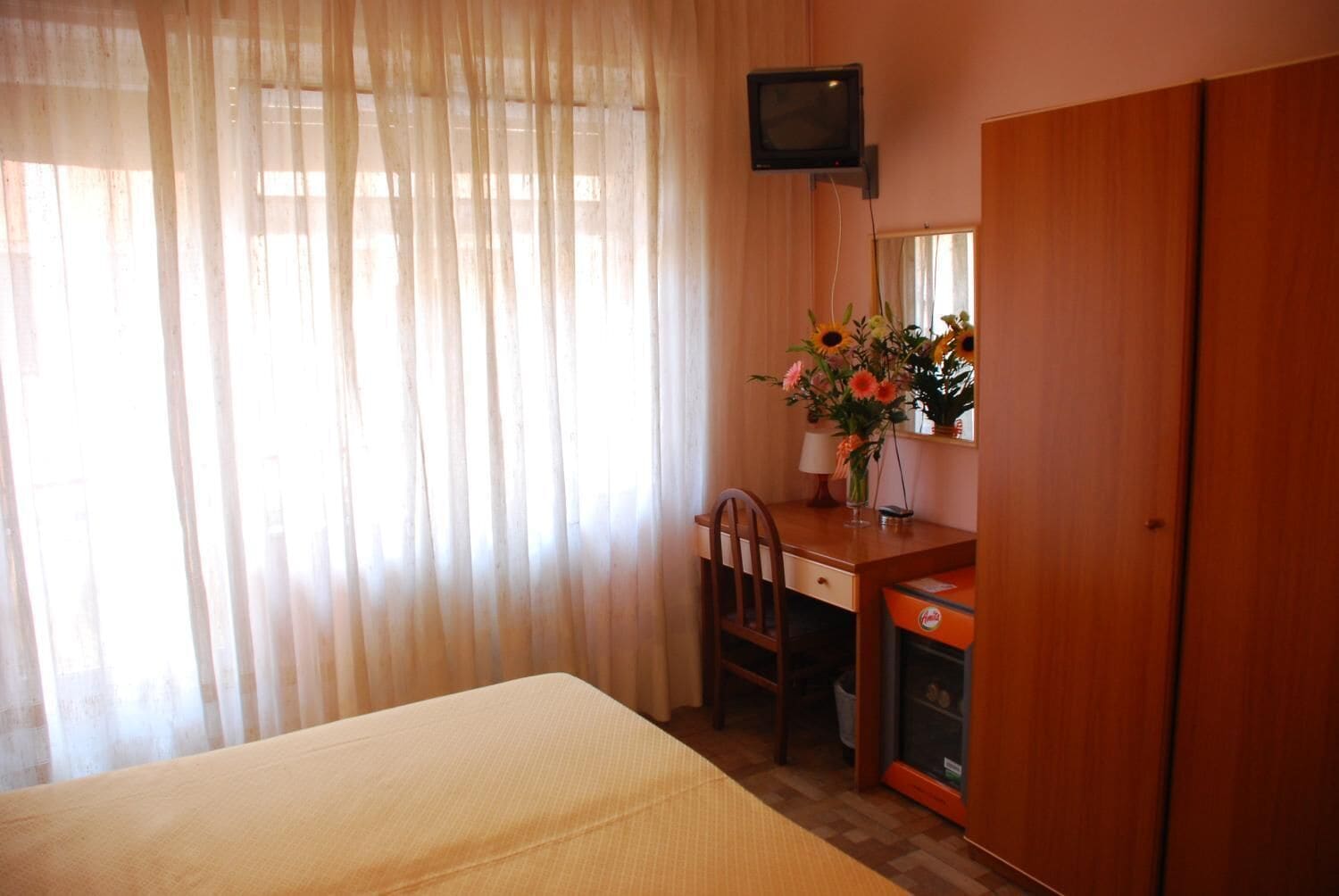 Cofres nos quartos, escrivaninha, Wi-Fi de cortesia, roupa de cama