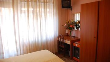 Cofres nos quartos, escrivaninha, Wi-Fi de cortesia, roupa de cama