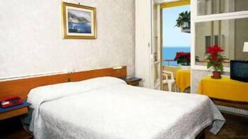 Zimmersafe, Schreibtisch, kostenloses WLAN, BettwÀsche