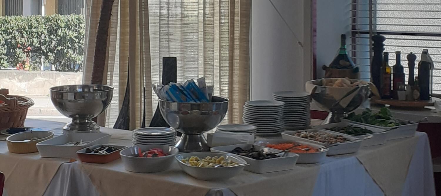 Una mesa de buffet con diversos alimentos y condimentos.