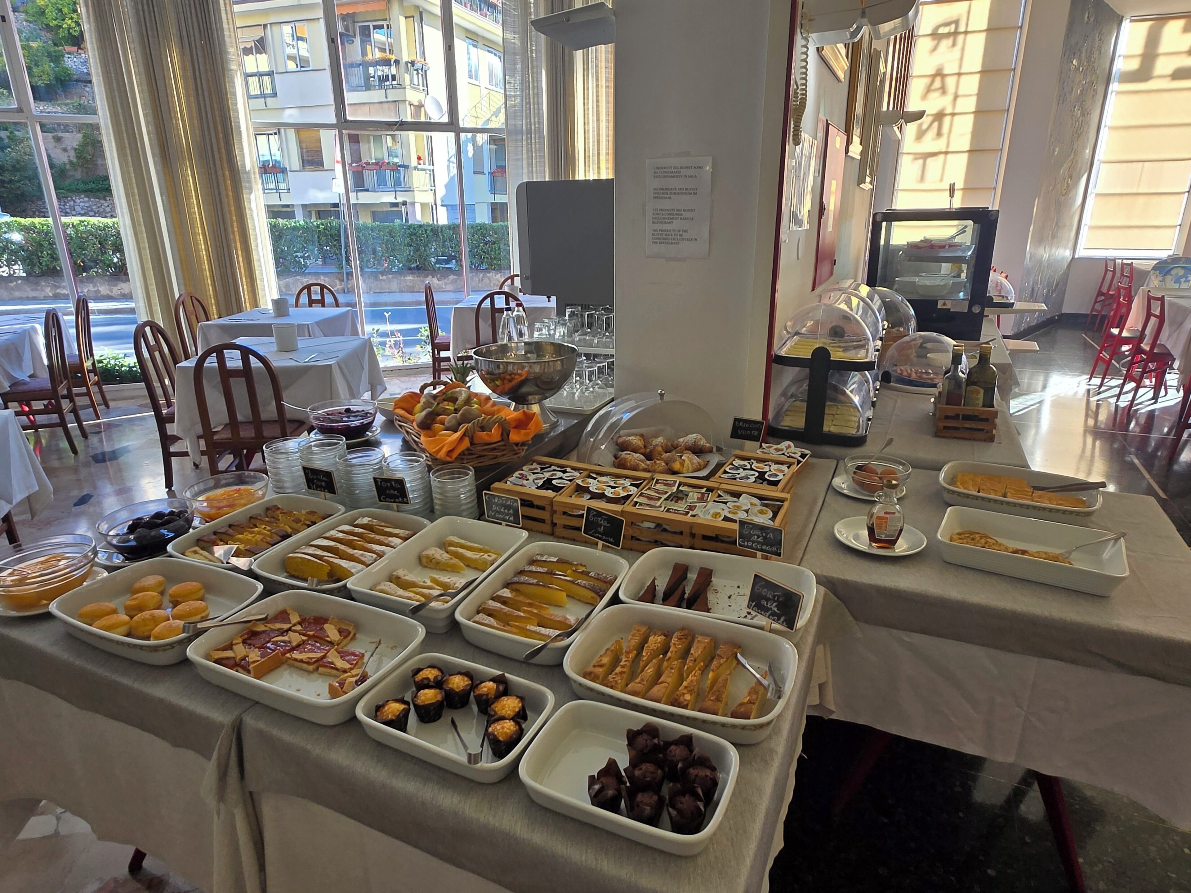 Frukost, lunch och middag serveras