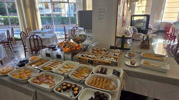 Frukost, lunch och middag serveras